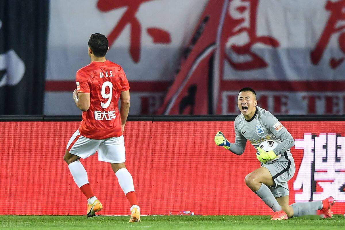 银河体育 -包含转折点！广州队绝杀压哨，意大利杯今夜攻防权衡，赛场秩序良好，身体对抗强度拉满的词条